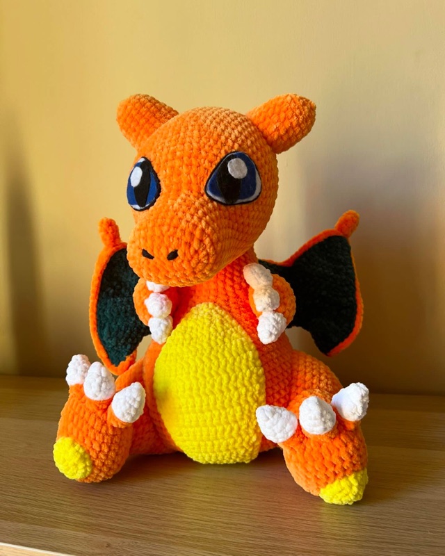 Peluche Charizard in ciniglia arancione con pancia gialla e ali verdi