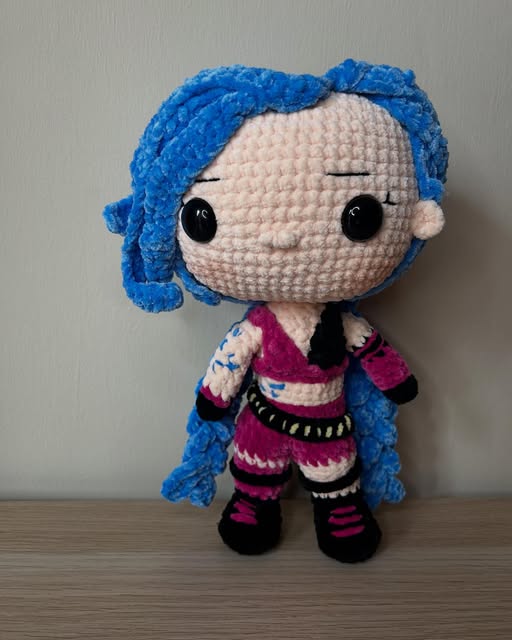 Bambola Jinx con lunghe trecce blu e vestito rosa a righe