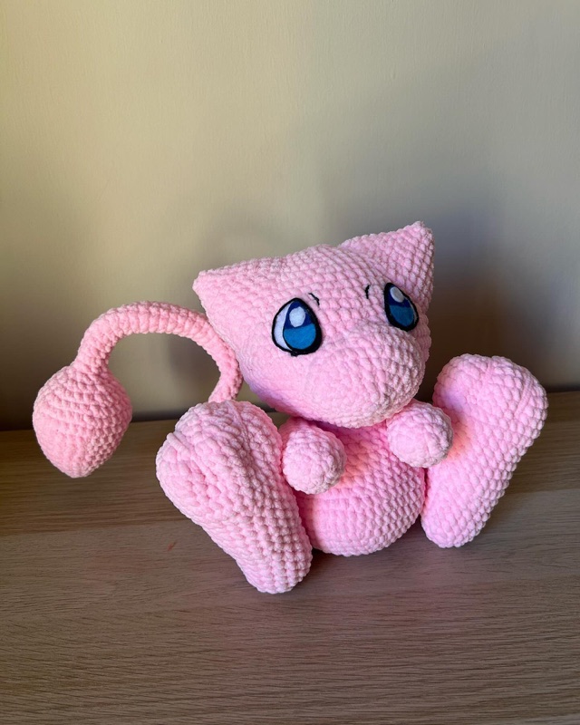 Peluche Mew in ciniglia rosa con occhi azzurri e lunga coda